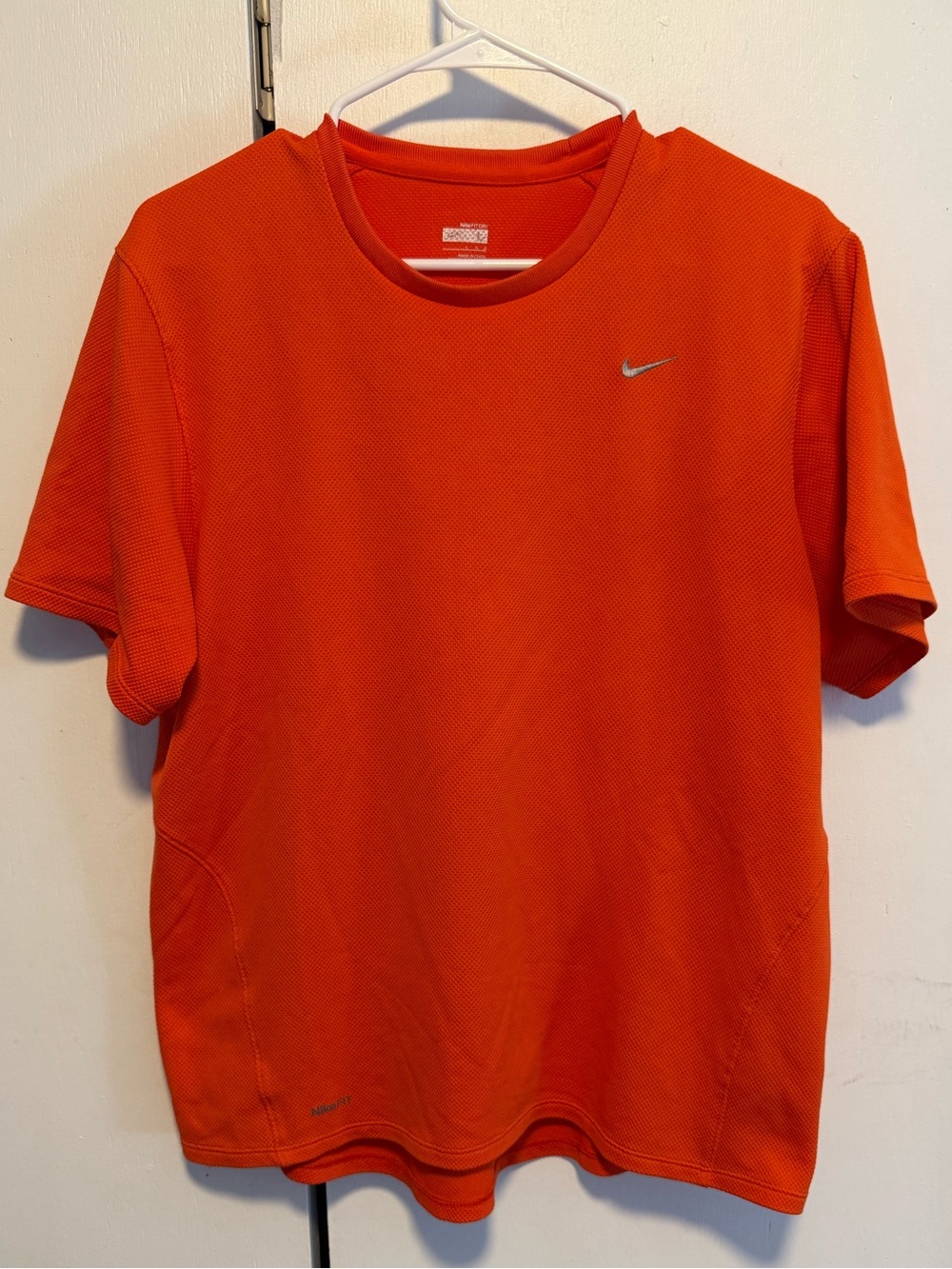 Nike FIT DRY Men's Orange Logo T-Shirt L Crew Neck Short Sleeve Mesh Poly B13